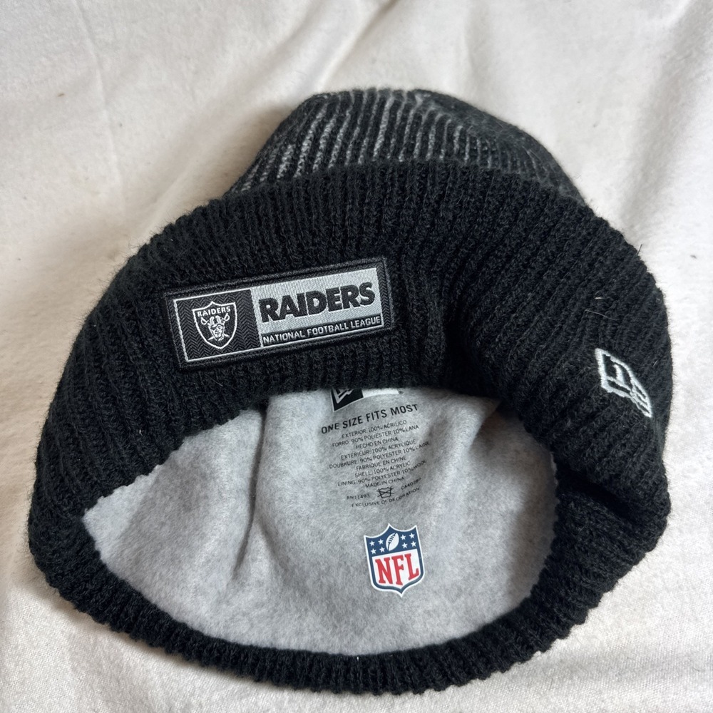 New Era Las‎ Vegas Raiders Knit Cuffed Beanie Winter Hat Cap Black Silver NFL